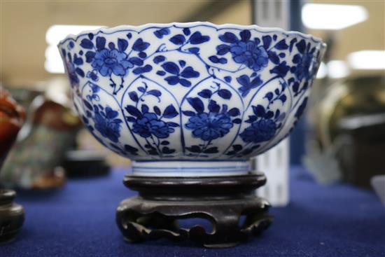 A Chinese Kangxi blue and white fluted bowl, decorated with flowers, with stand diameter 14.5cm height 7cm